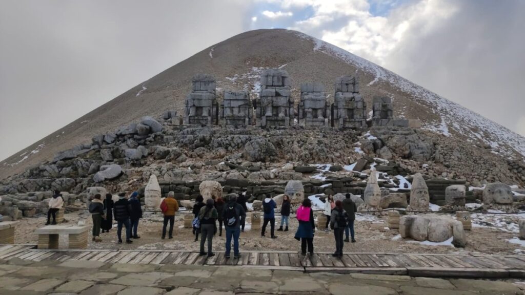 Turistler Soğuk Havaya Aldırış Etmeden Nemrut Dağı’na Tırmandı