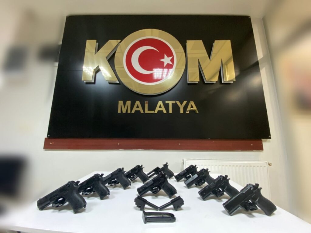 Otomobilin Hoparlöründen Çıkan 10 Tabancaya 2 Gözaltı