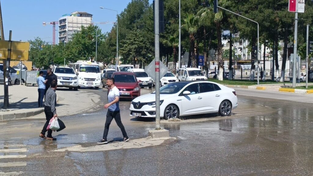 Patlayan su borusu kenti göle cevirdi – Videolu Haber