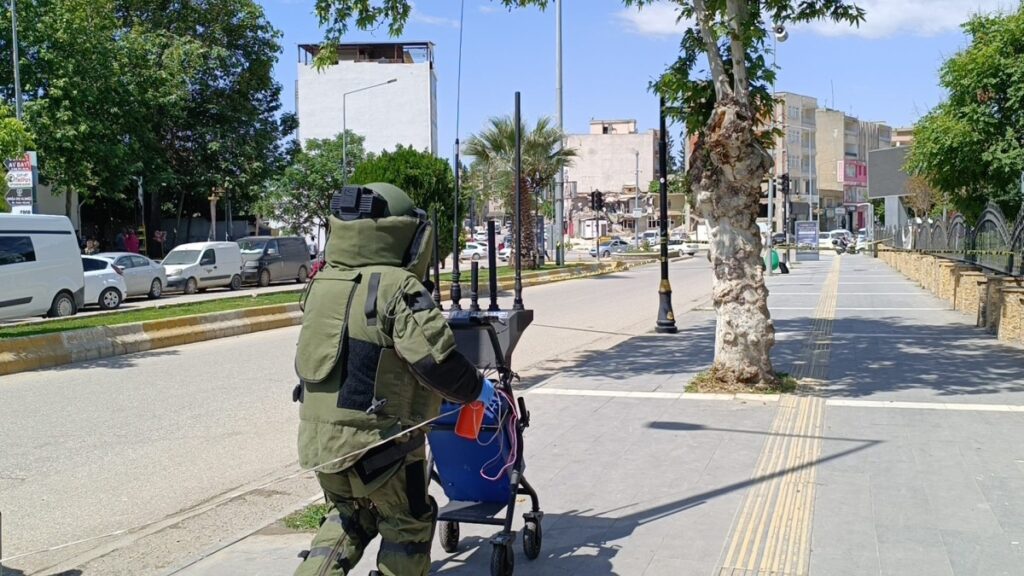 Fünye ile patlatılan şüpheli sırt çantasından kıyafet çıktı – Videolu Haber