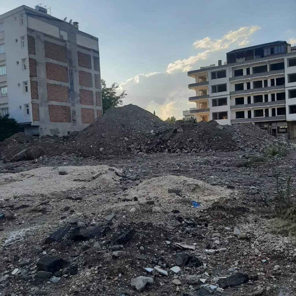 Muhtar İlik: Altında binlerce canın hayali olan moloz yığınları dağ oldu