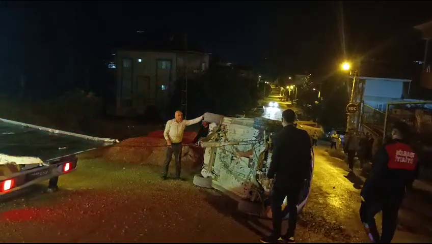 Kum yığınına çarparak devrilen otomobil sürücüsü yaralandı