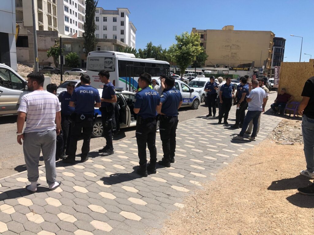 Adıyaman’da trafikte yol verme tartışması kavgaya dönüştü