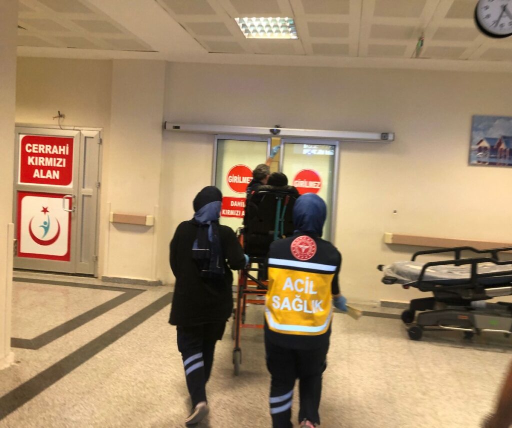 Ağacı budarken tahrayla elini yaraladı