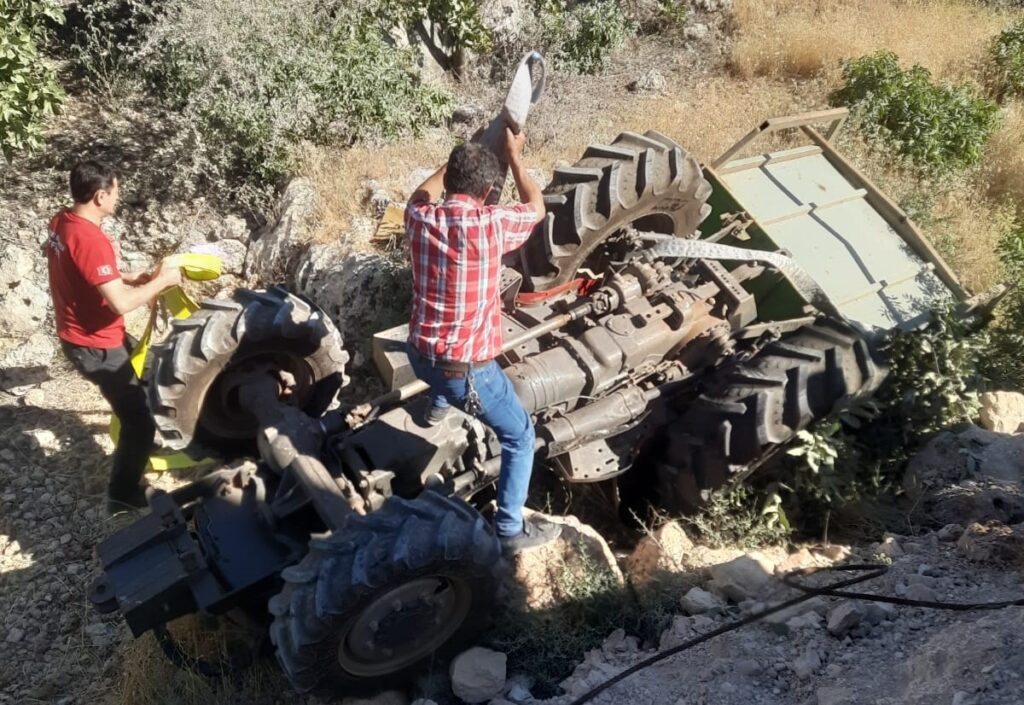Devrilen traktör sürücüsü ağır yaralandı