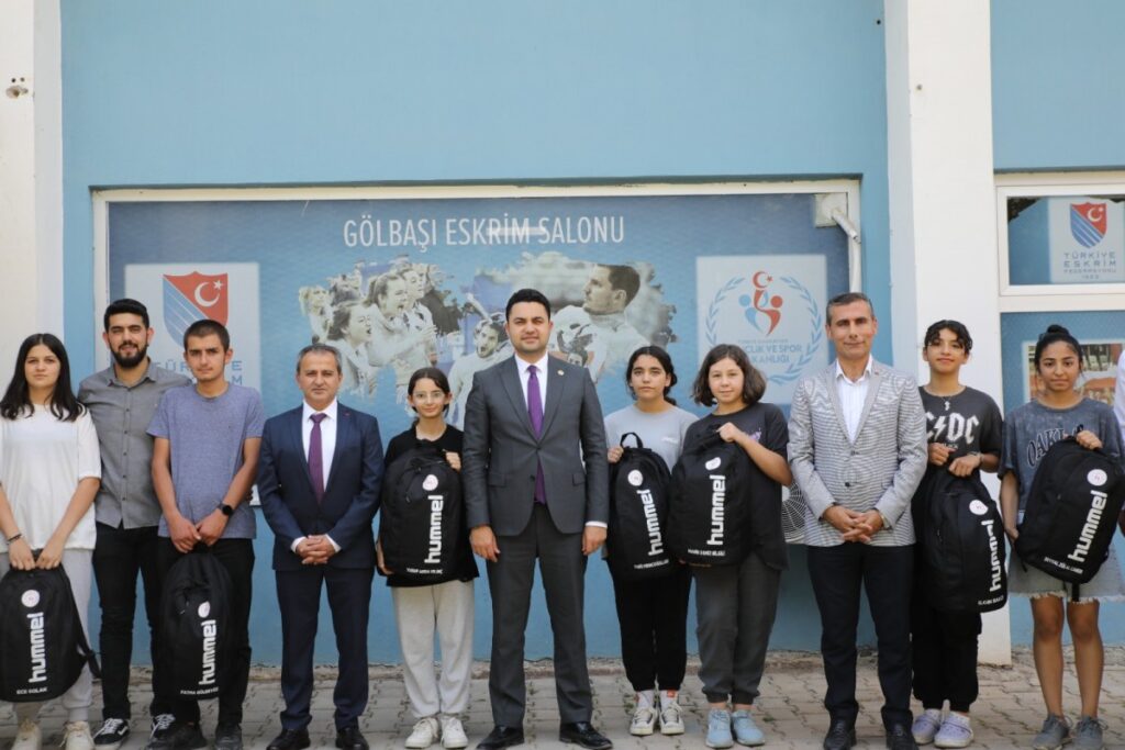Gölbaşı Eskrim Sporcularına malzeme desteği