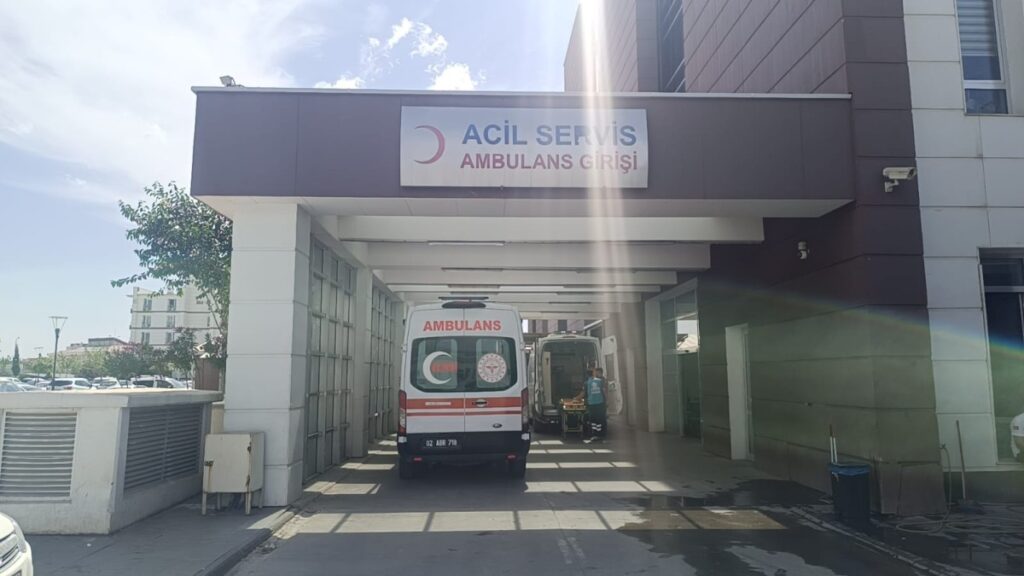 Motosiklet ile otomobil çarpıştı: 1’i ağır 2 yaralı