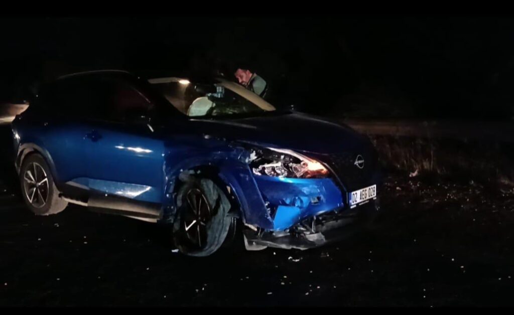 Otomobiller kafa kafaya çarpıştı: 8 yaralı