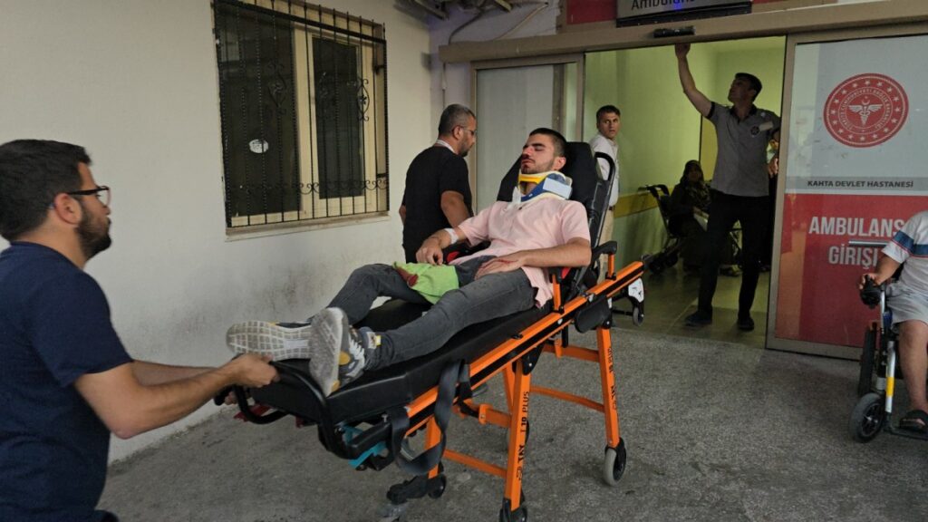 Refüje çarpıp yola savrulan araçtaki 5 kişi yaralandı