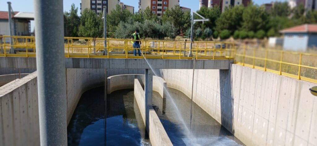 Adıyaman Belediyesi, ilaçlama çalışmalarını sürdürüyor