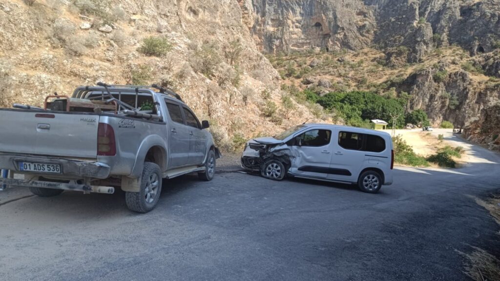 Adıyaman’da hafif ticari araçlar kafa kafaya çarpıştı: 8 yaralı