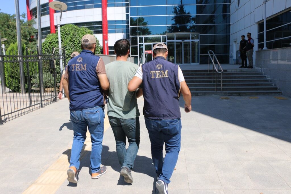 DEM Parti ilçe başkanı şafak operasyonuyla gözaltına alındı