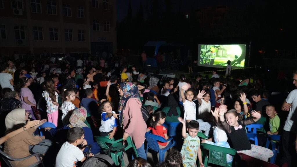Depremzedeler ‘Açık Hava Sineması’nda buluştu