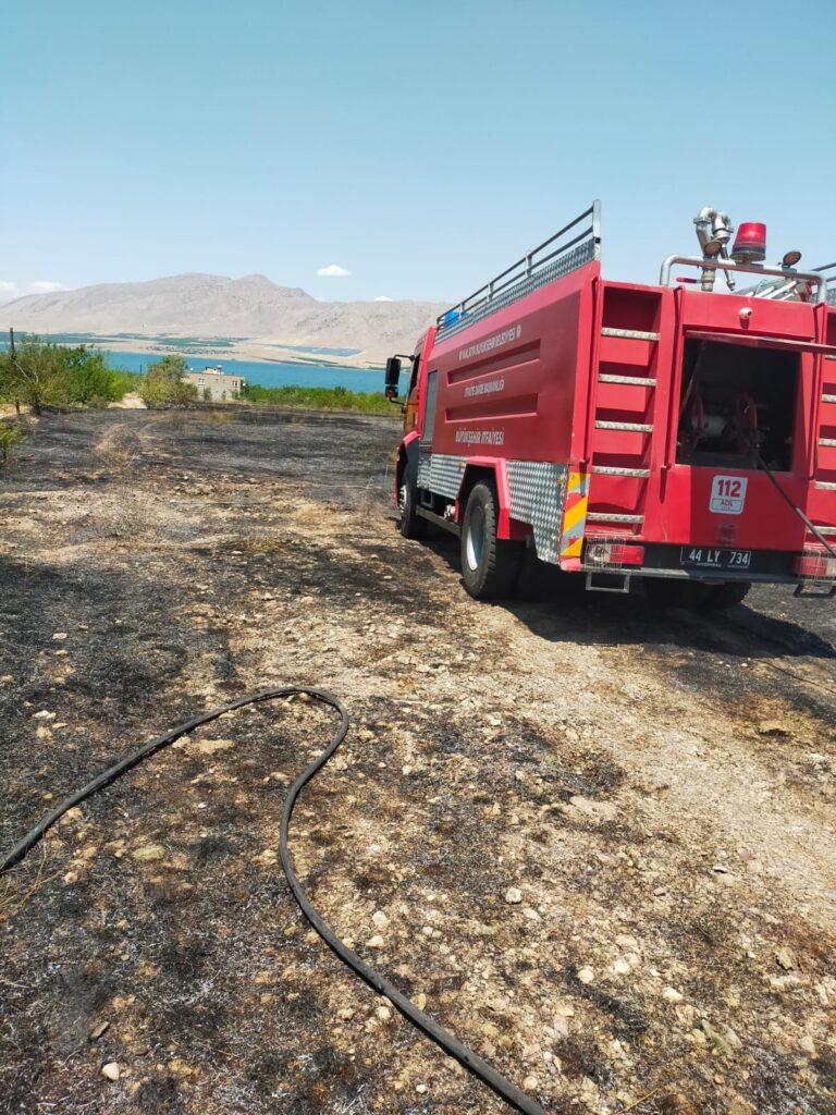 Kale ilçesi Bağlıca mahallesi’nde anız yangını kontrol altına alındı