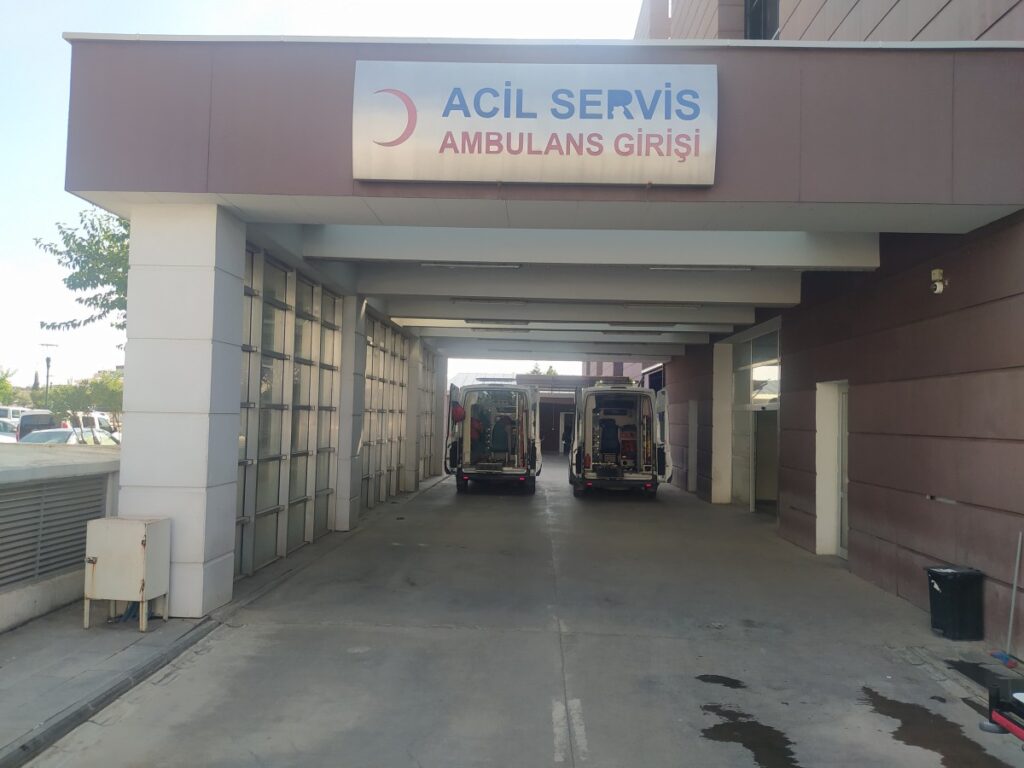 Kamyon motosiklete çarptı: 1’i ağır 2 yaralı