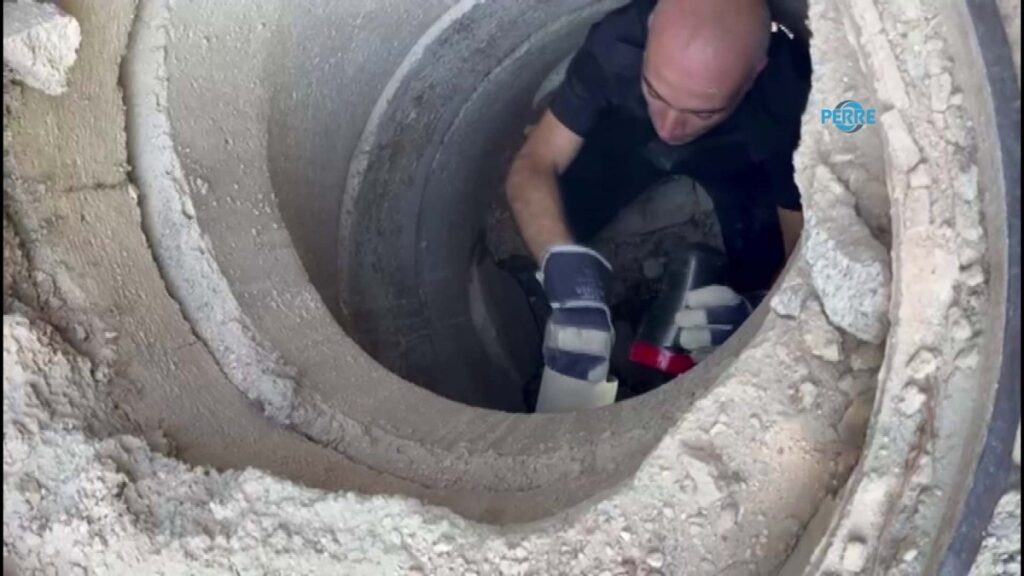 Lağım borusuna sıkışan kedi kurtarıldı