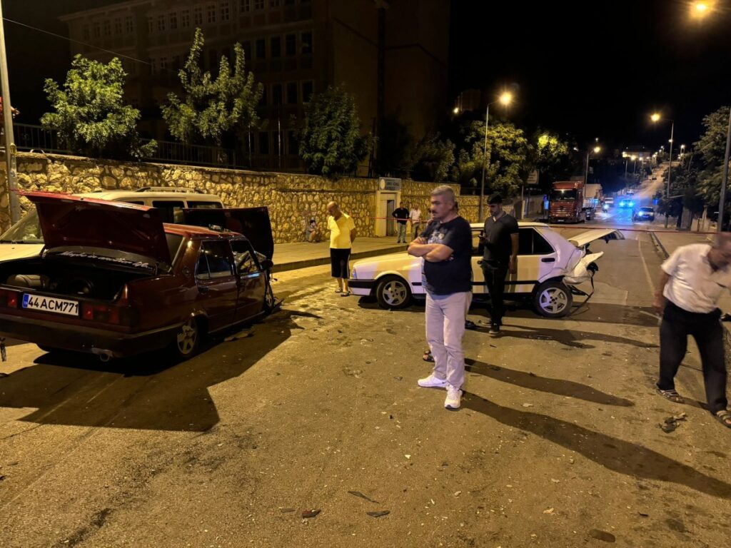 Otomobil park halindeki araçlara çarptı: 4 yaralı