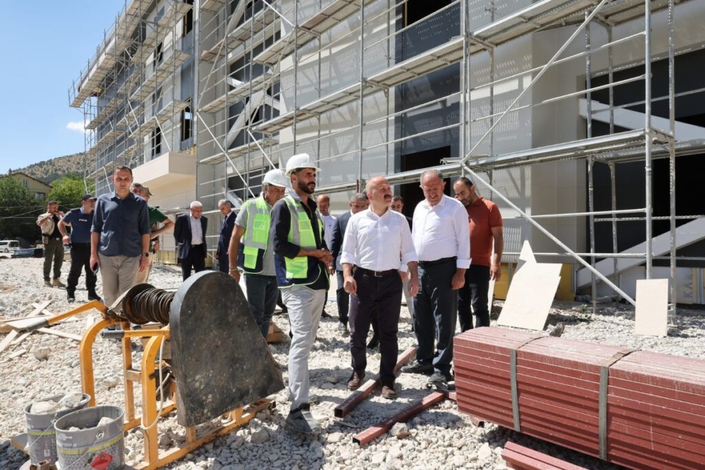 Vali Varol, Çelikhan Devlet Hastanesi inşaatını inceledi