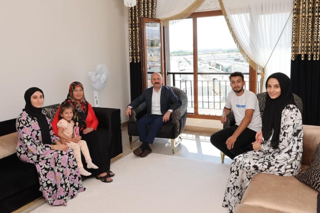 Vali Varol, depremzedeleri yapılan konutlarda ziyaret etti