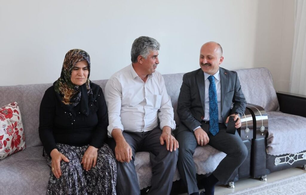 Validen şehit ailesine evinde ziyaret