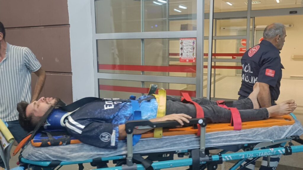 2 motosiklet kafa kafaya çarpıştı: 3 yaralı