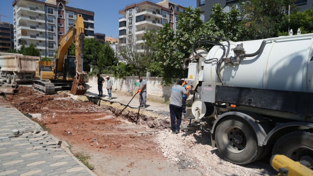 Deprem sonrası hasarlı bölgelerde yenileme çalışmaları başladı