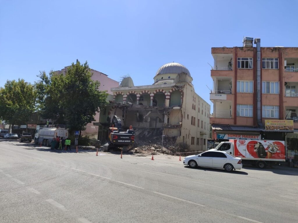 Depremde zarar gören Dursun Çavuş Caminin yıkımına başlandı