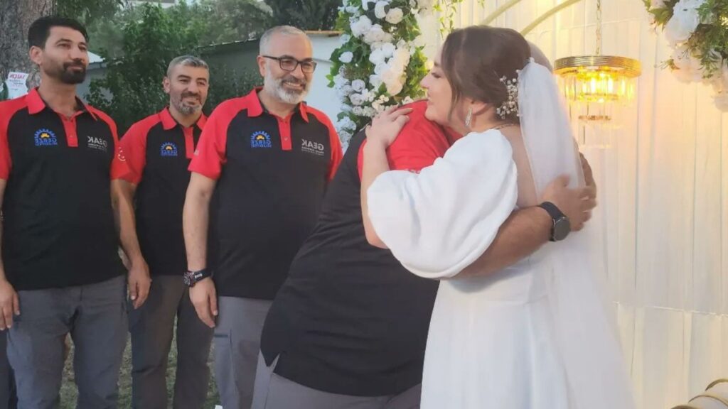 Enkazdan kurtardıkları Ezgi Küçüker’i düğününde de yalnız bırakmadılar