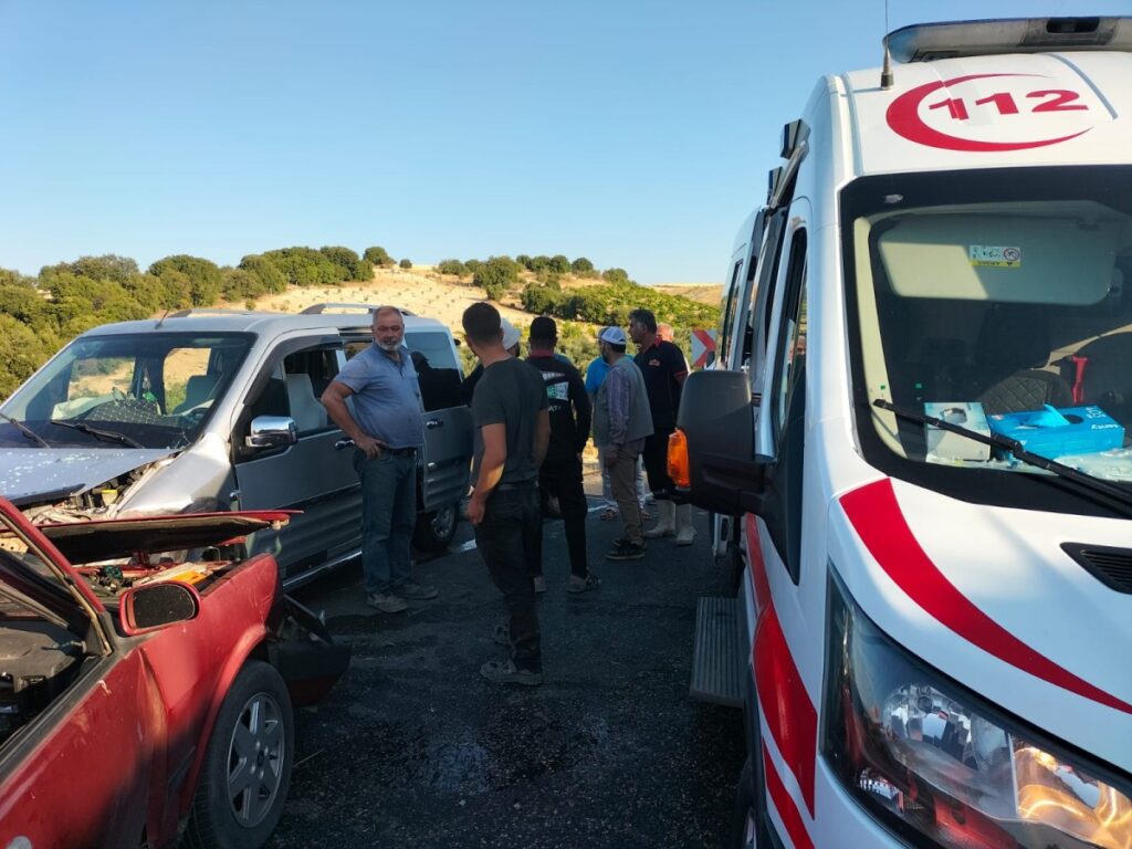 Otomobil ile hafif ticari araç çarpıştı: 2 yaralı