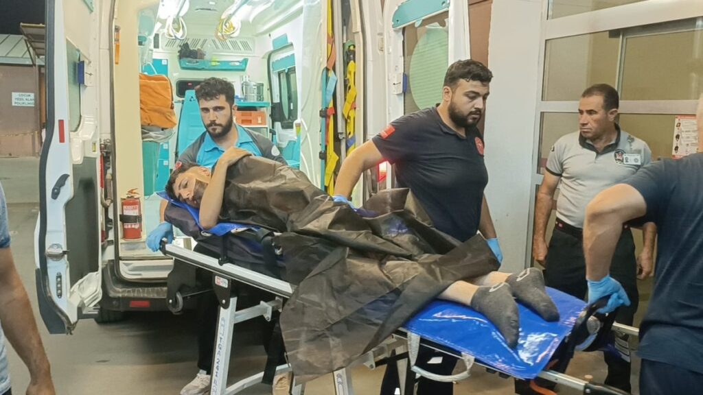 Sokak ortasında bıçaklanan genç ağır yaralandı