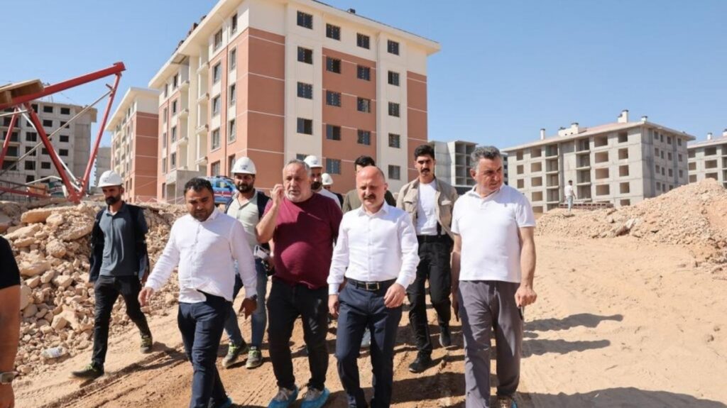 Vali Varol İndere’de yapımı devam eden kalıcı konutları inceledi