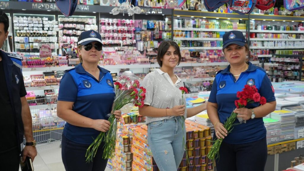 Adıyaman Zabıtasından ‘Zabıta Haftası’ yürüyüşü ve karanfil dağıtımı