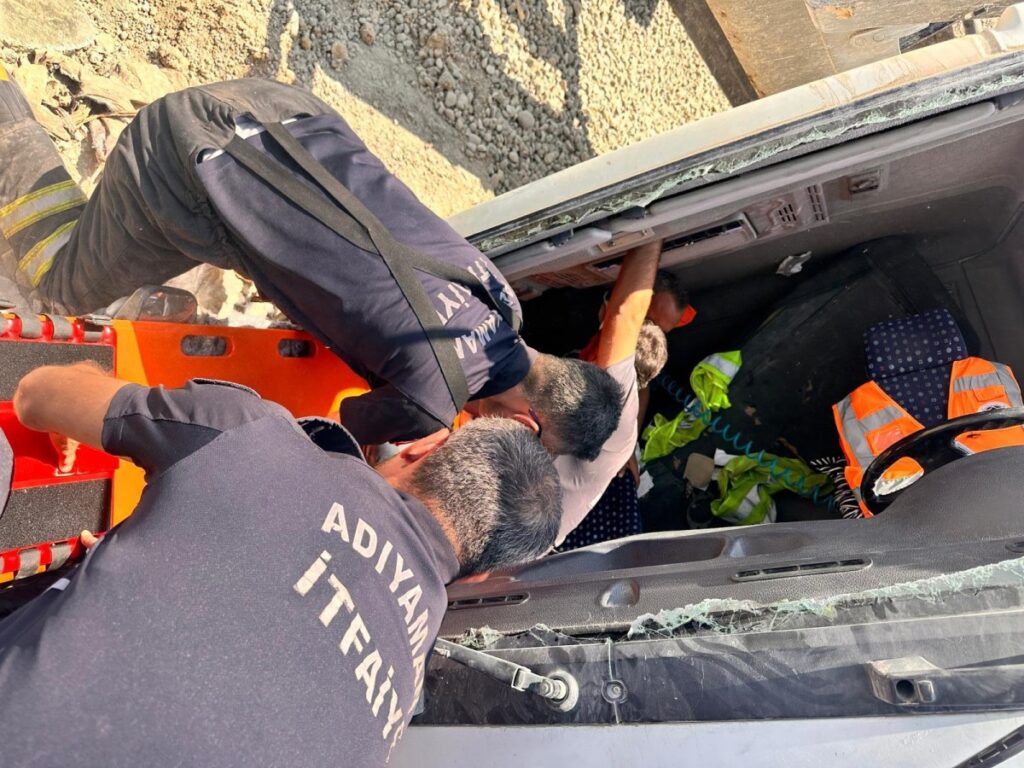 Devrilen hafriyat kamyonunda sıkışan sürücü yaralandı
