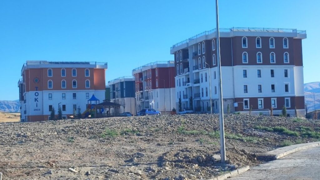 Kahta TOKİ’de eğitim ve ulaşım krizi