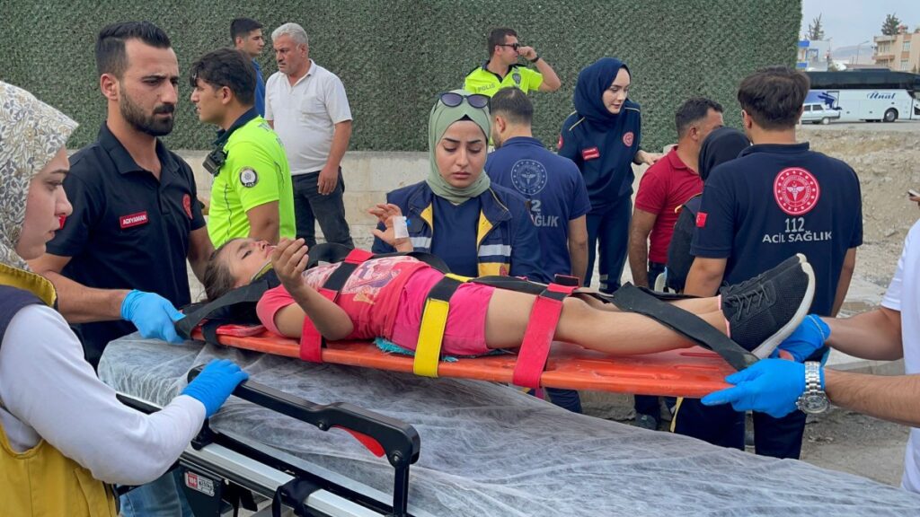Minibüsle çarpışan motosikletteki 3’ü çocuk, 5 kişi yaralandı