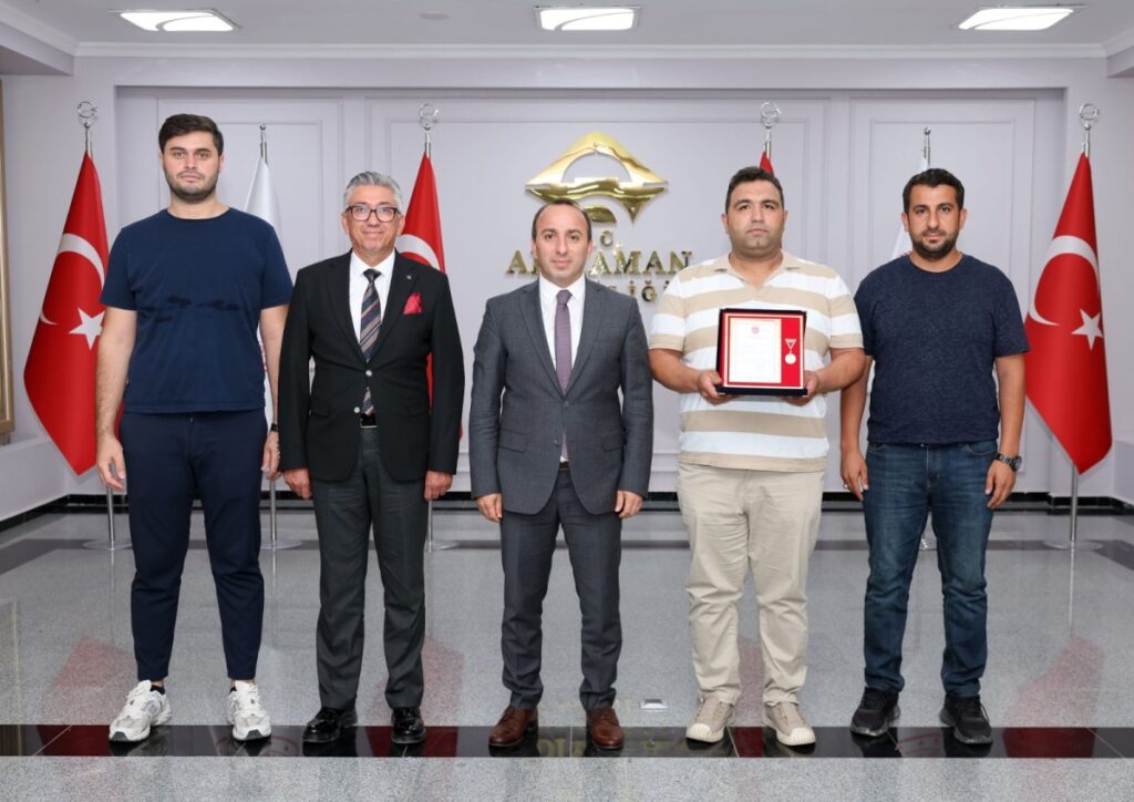 TSK Güçlendirme Vakfı’ndan hayırsever Metin Karakuş’a altın madalya ve beraat