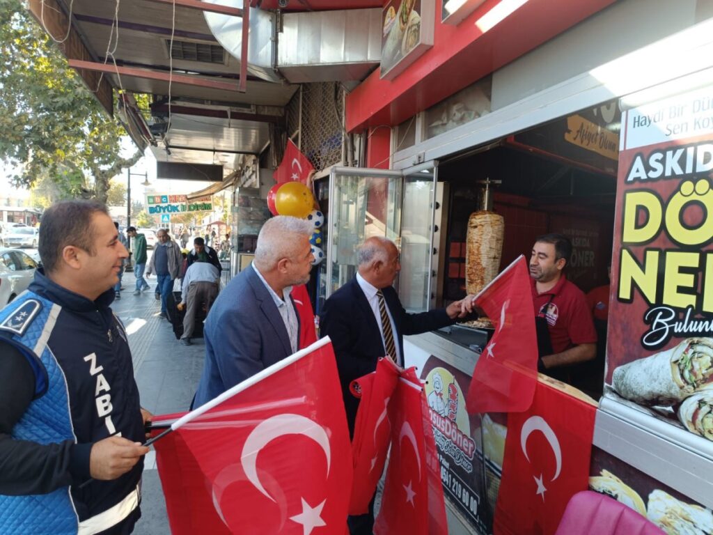 Adıyaman Belediyesi’nden esnafa 29 Ekim için Türk Bayrağı dağıtımı