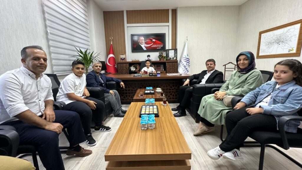 Başkan Tutdere makamı depremzede çocuğa devretti: ‘Adıyaman Senin’ projesi hayata geçti