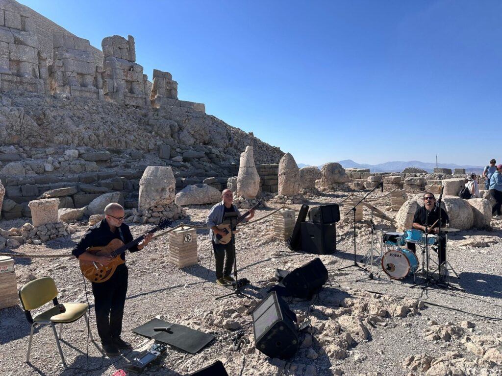 Cenk Erdoğan ve Trio’dan Nemrut’ta muhteşem klip: ‘Düz Dara’ 8 Kasım’da yayında