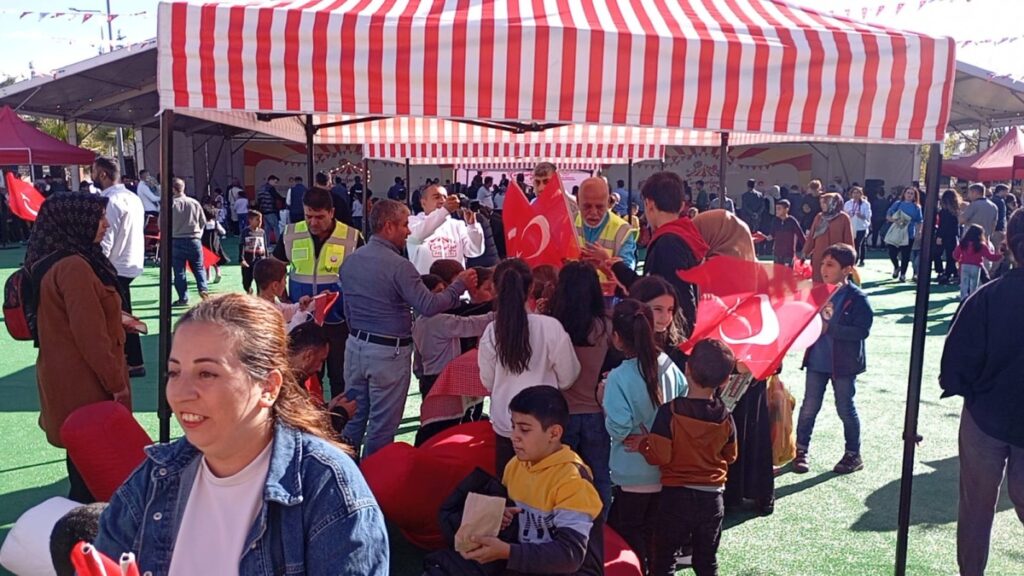 Hedef Kızılelma Derneği Adıyaman’da 29 Ekim Panayırı’nda çocuklara binlerce Türk Bayrağı dağıttı