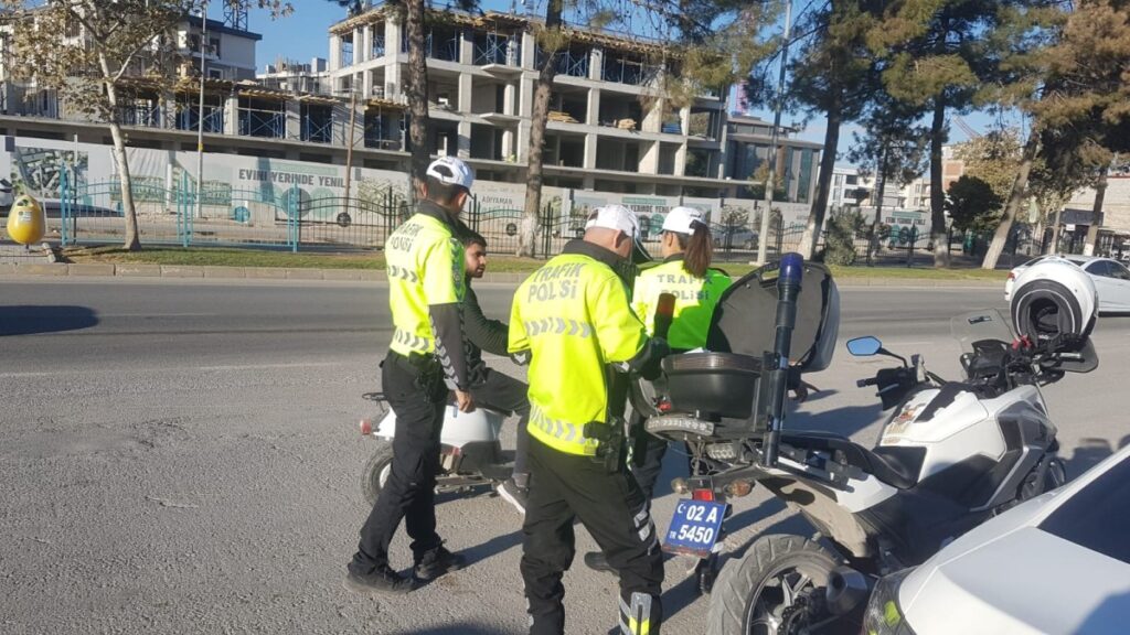 Adıyaman adliye binası önünde yaya geçidi denetimi: Kasksız motosiklet sürücülerine ceza