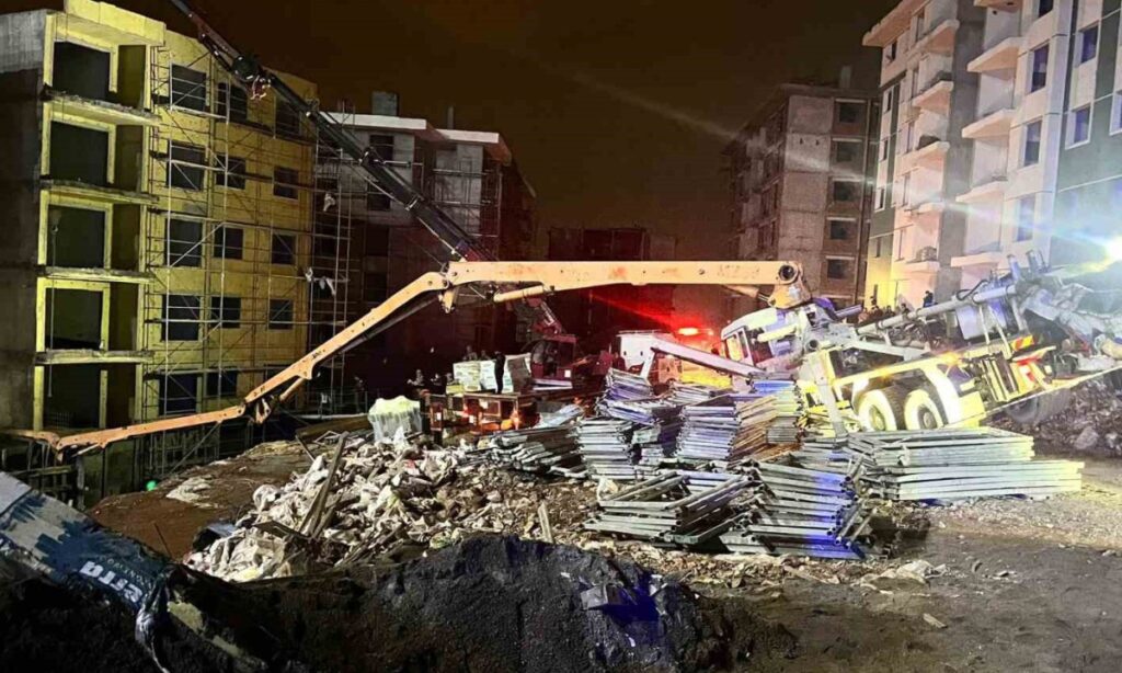 Adıyaman’da beton pompası aracı devrildi: 1 işçi hayatını kaybetti