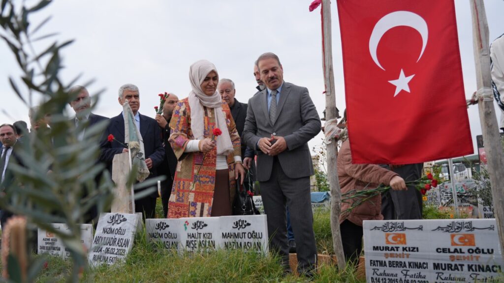 Adıyaman’da depremde hayatını kaybeden öğretmenlerin kabrine ziyaret