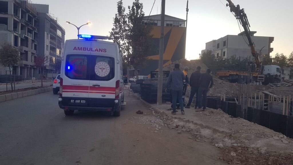 Adıyaman’da inşaatta üzerine demir şişler düşen işçi yaralandı