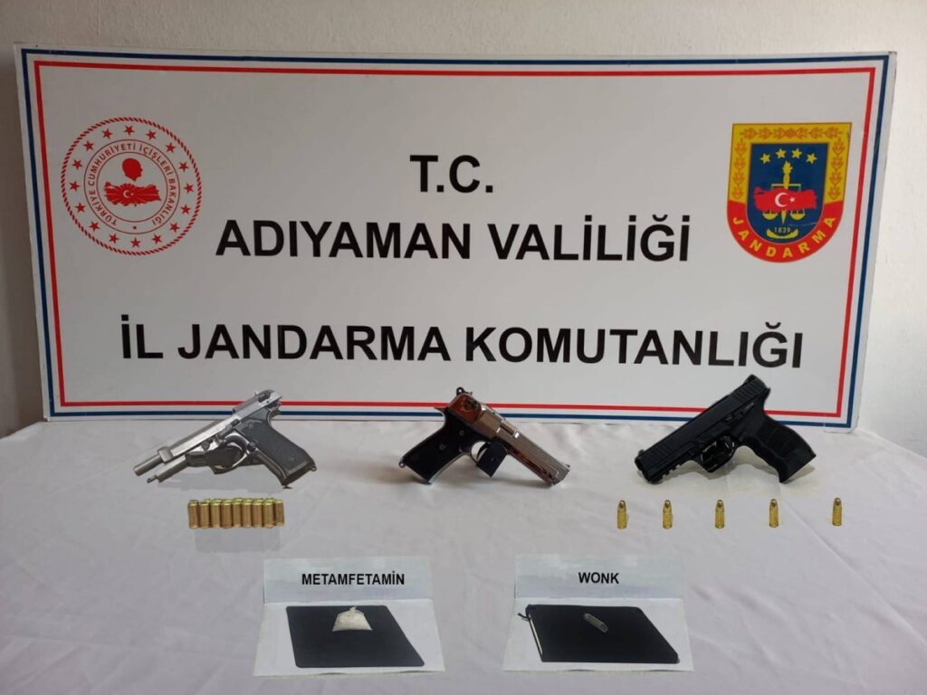 Adıyaman’da Jandarma yol kontrolünde silah ve uyuşturucu ele geçirildi