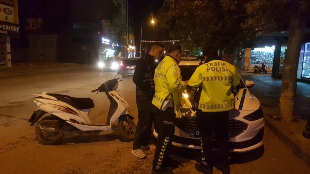 Adıyaman’da motosikleti kasksız ve ehliyetsiz kullanmaya 26 bin lira ceza