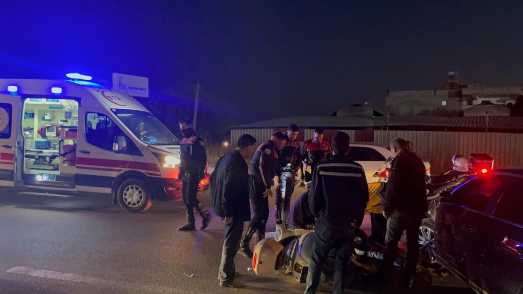 Adıyaman’da otomobil ile motosiklet çarpıştı: Yaralanan kadın sürücünün yardımına yunus timleri koştu