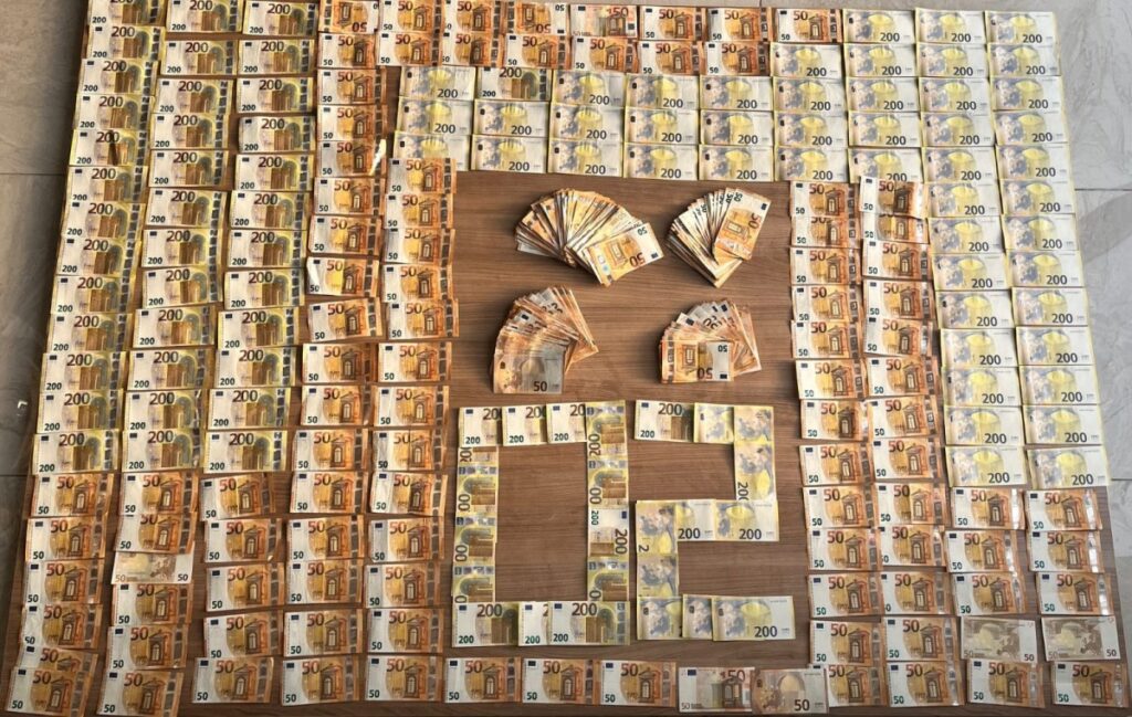 Adıyaman’da üzerinde 40 bin Euro ile yakalanan çocuk, dolandırıcılıktan tutuklandı