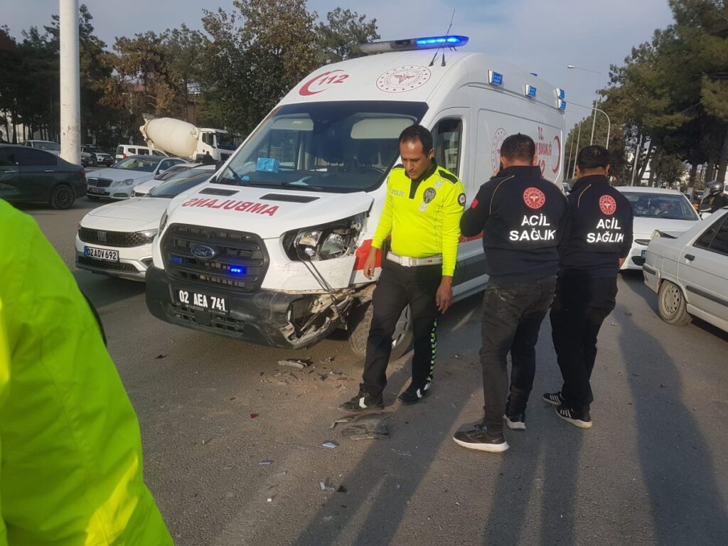 Adıyaman’da zincirleme trafik kazası: Biri ambulans, üç araç birbirine girdi, 1 yaralı