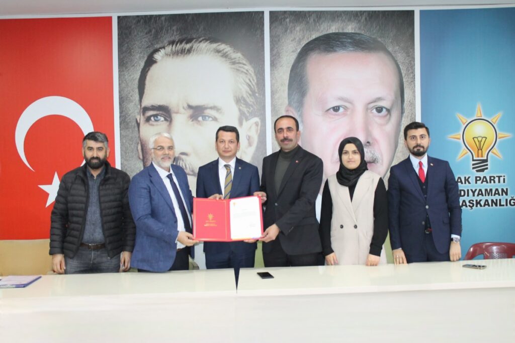 AK Parti Adıyaman Merkez İlçe Başkanlığı mazbatasını alan Olgun, resmen göreve başladı
